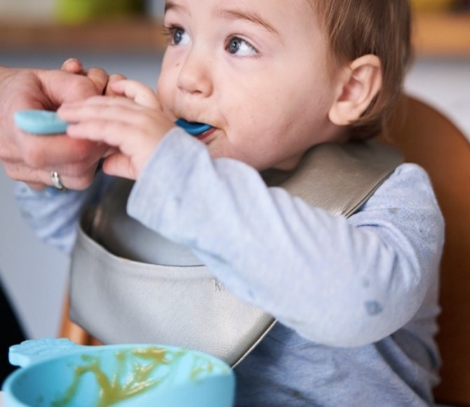 Miska silikonowa z przyssawką i uchwytem Nana's Manners Blue