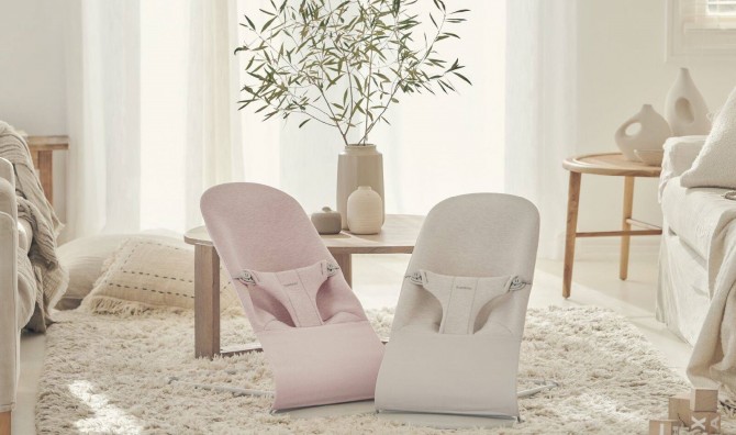 Leżaczek w kolorze różowym pudrowym babybjorn