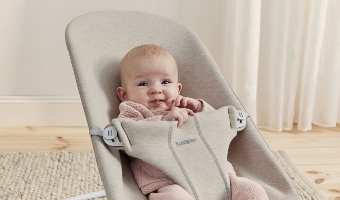 Leżaczek bujany babybjorn w kolorze beżowym