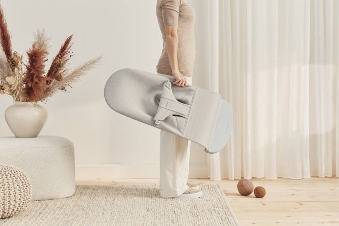 Leżaczek w kolorze beżowym bliss 3D babybjorn