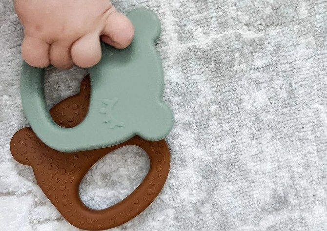 Silikonowy gryzak We Might be Tiny Kot - Orange