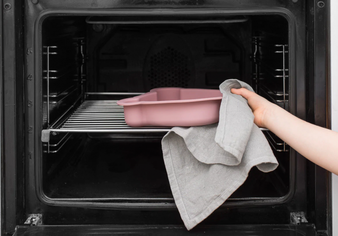 Silikonowa forma do pieczenia We Might Be Tiny - Dusty Rose