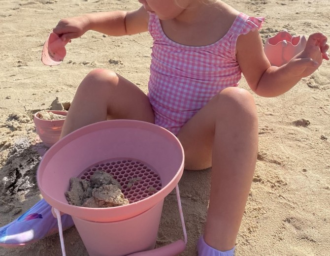 Zestaw zabawek do piasku Scrunch z sitkiem - Pudrowy róż