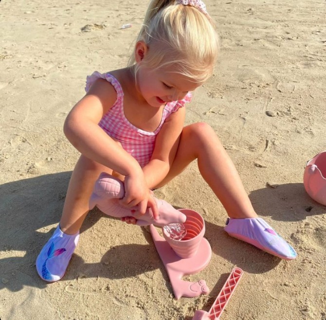 Zestaw zabawek do piasku Scrunch z konewką - Błękitny