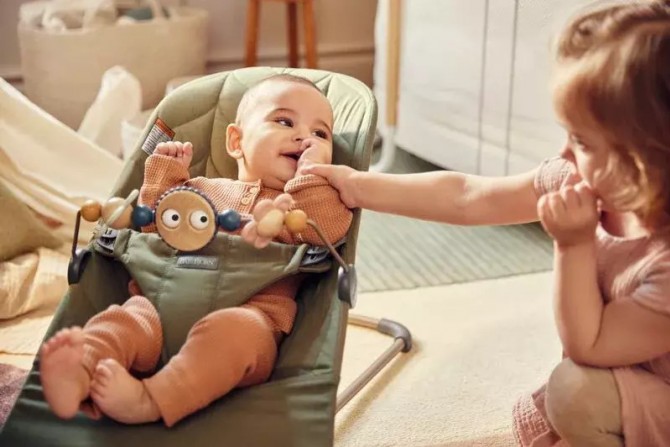 Leżaczek BabyBjorn - prezent wyprawkowy zielony