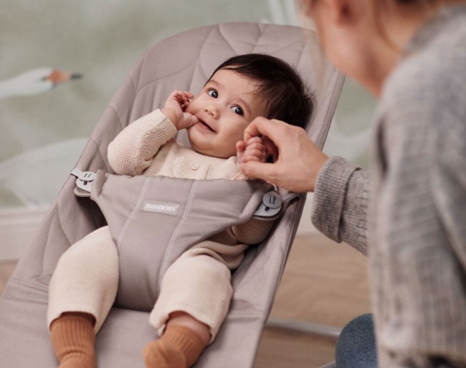 Leżaczek BabyBjorn Bliss Woven Piaskowy Szary