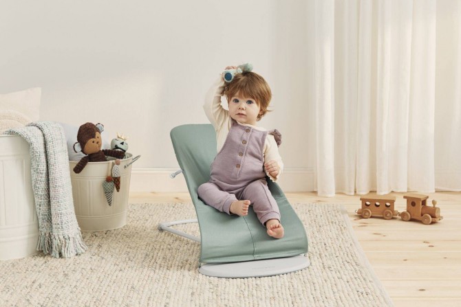 Leżaczek w kolorze zielonym, miętowym babybjorn