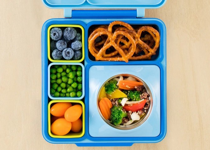 Pojemniki do lunchboxa Omie w kolorze niebieskim i zielonym