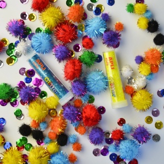 Zestaw sensorycznych akcesoriów Apli Kids - pompony, cekiny, brokat