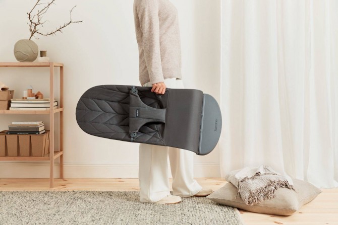 Leżaczek BabyBjorn Bliss Woven w kolorze szarym antracytowym