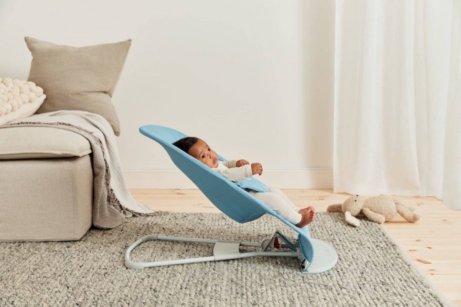 Leżaczek BabyBjorn Bliss Woven w kolorze niebieskim