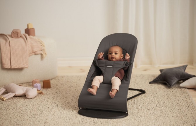 Leżaczek bujany babybjorn w kolorze szarym