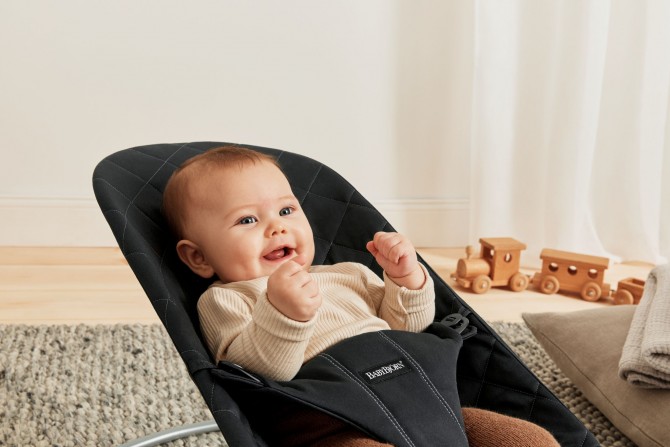 Leżaczek bujany babybjorn w kolorze czarnym