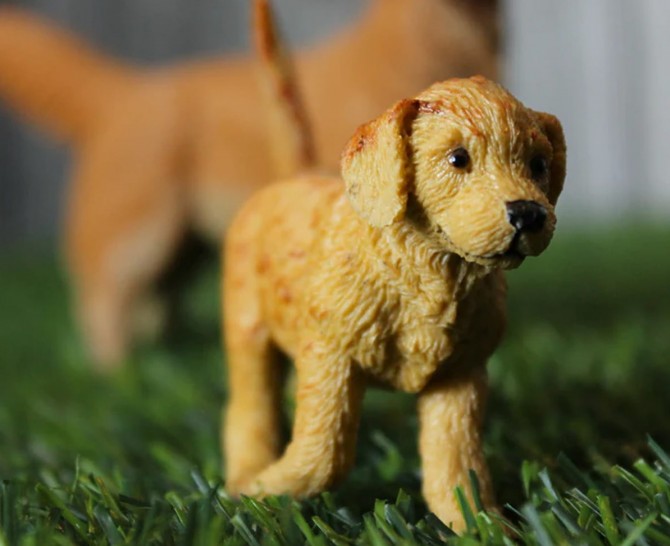 Figurka z psem Safari Ltd golden retriever