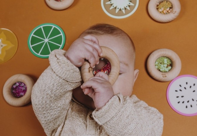 Kolorowe grzechotki z motywem owoców i warzyw Petit Boum