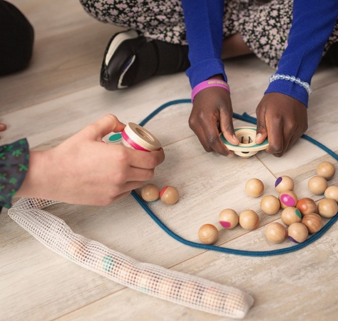 Gra sensoryczna BS Toys do nawlekania kulek