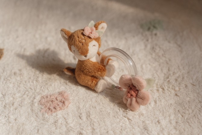 Grzechotka z kółkiem i pluszową sarenką Little Dutch - Fairy Garden