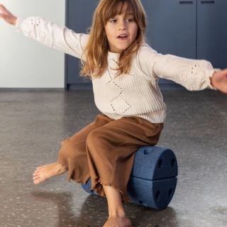 Piankowy roller rozwijający motorykę dużą MODU - niebieski