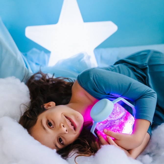 Pojemnik z lampką do zabawy sensorycznej Montessori Glo Pals błękitny