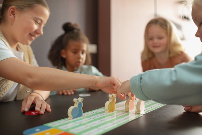 Drewniana gra BS Toys - Wyścig ślimaków 4+