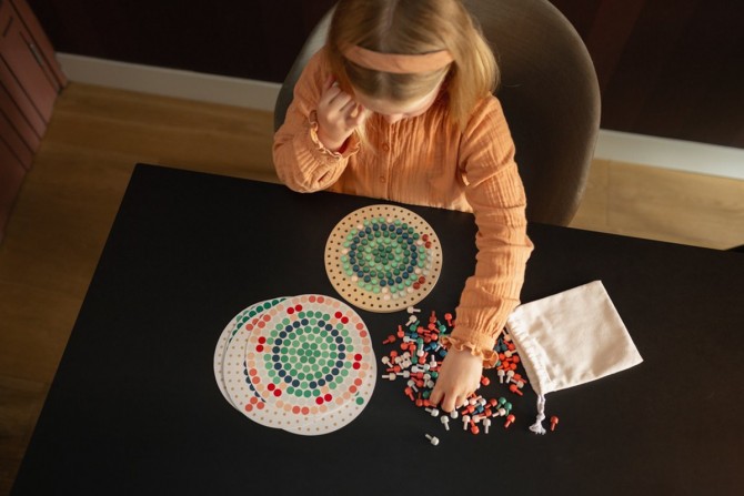 Układanka mozaika z drewnianymi kolorowymi pinezkami grzybkami BS Toys Montessori