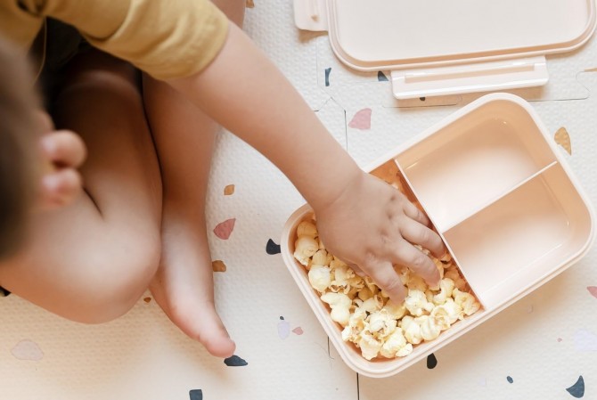 Lunchówka w kolorze beżowym dla dziecka z 3 przegródkami 3 Sprouts - Sand