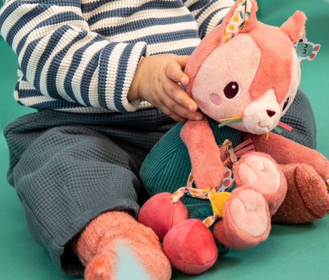 Przytulanka aktywizująca wielofunkcyjna z gryzakiem Lilliputiens - Kotka Jeanne 9 m+