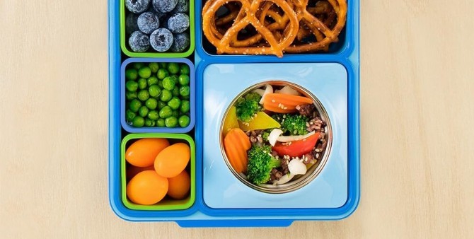 Pojemniki do lunchboxa Omie w kolorze niebieskim i zielonym