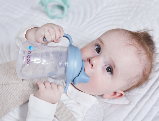 Kubek z miękkim ustnikiem 240 ml B.box - błękitny od 4m+