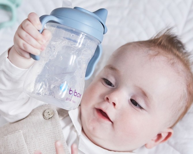 Kubek z miękkim ustnikiem z uchwytami lekki 240 ml B.box - błękitny od 4m+