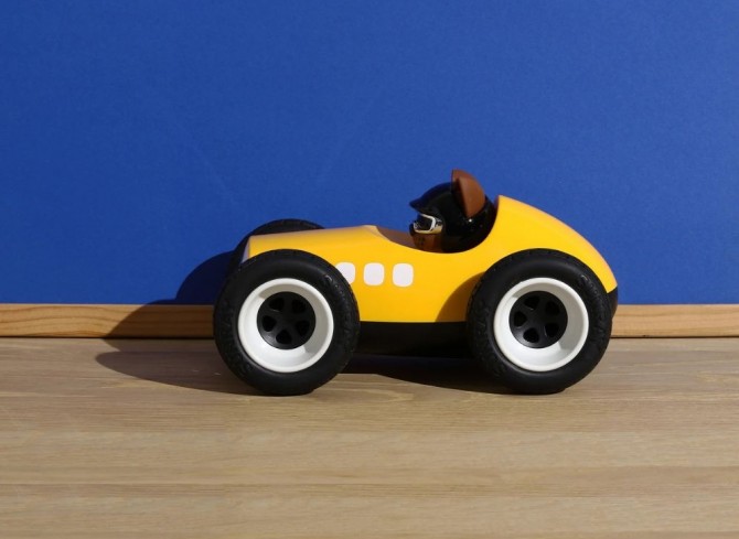 Designerskie auto wyścigowe Playforever żółte