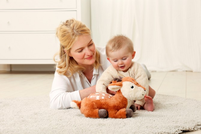 Projektor z gwiazdkami na spokojny sen Cloud B sarenka