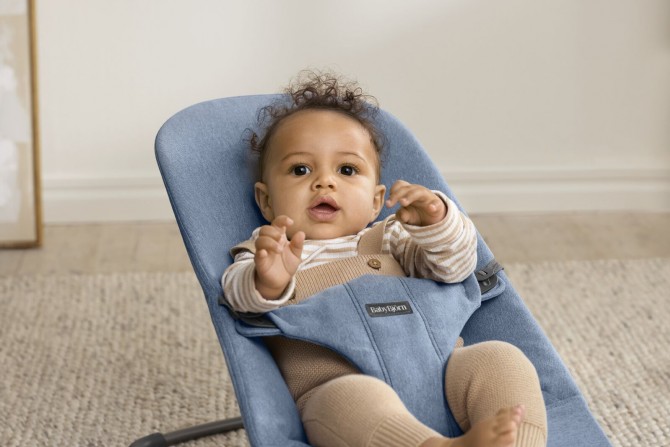 Leżaczek BABYBJORN BLISS WOVEN w kolorze niebieskim