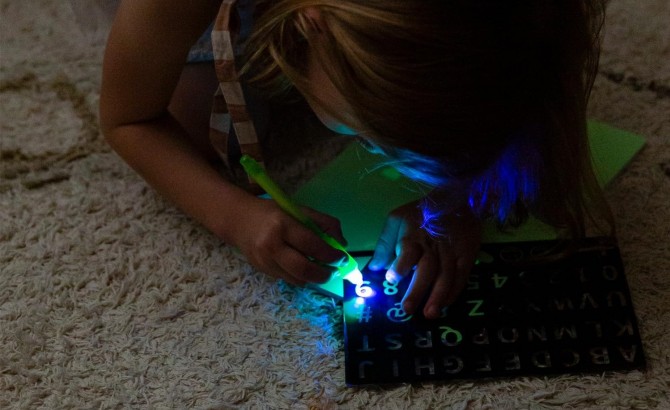 Tablica fluorescencyjna, świecąca w ciemności do rysowania