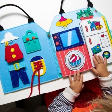 Miękka książeczka aktywizująca Montessori OMY - Mój dzień