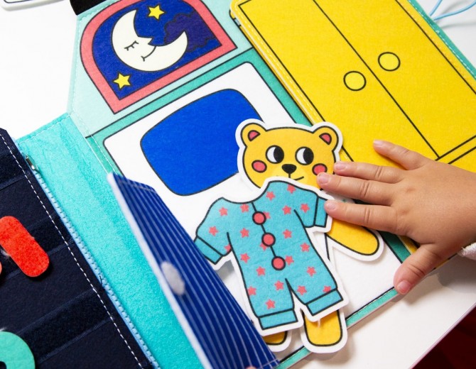 Miękka książeczka aktywizująca Montessori OMY - Mój dzień