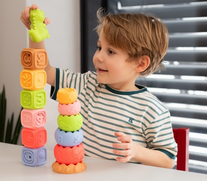 Klocki i piramida sensoryczne, zwierzątko Tullo zestaw Montessori 13 szt.
