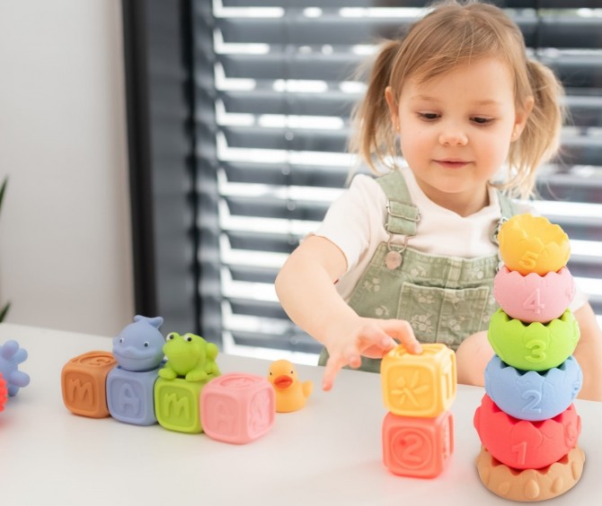Klocki i piramida sensoryczne, piłeczki, zwierzątko Tullo zestaw Montessori 18 szt.