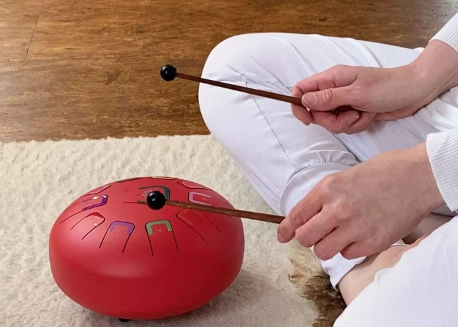 Instrument, bębenek dla dzieci do terapii muzycznej Tambu czerwony