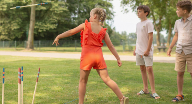 Dziewczynka rzucająca oszczepem BS Toys