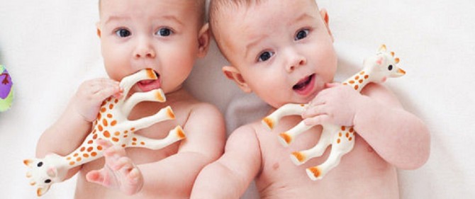 Zestaw Żyrafa Sophie i gryzak w kolorze kości słoniowej Vulli