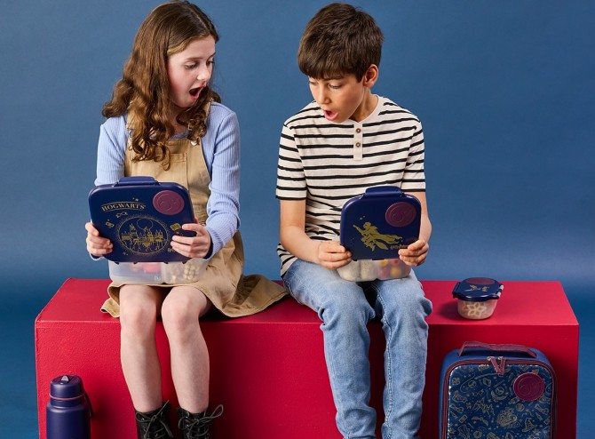 Dzieci z lunchboxami b.box Harry Potter – idealne śniadaniówki do szkoły i na wycieczki