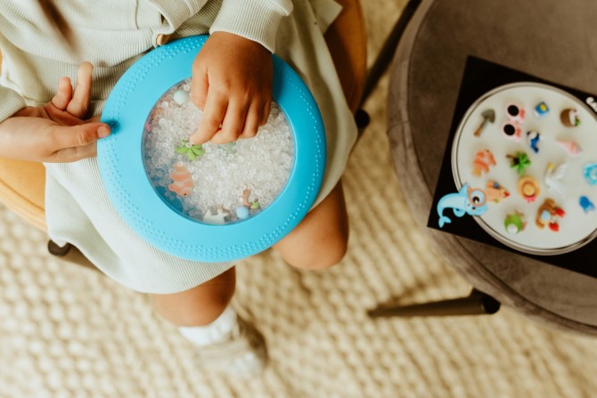 Sensoryczny dysk z figurkami A-Ku-Ku! Peekaboo Jellystone - Plaża