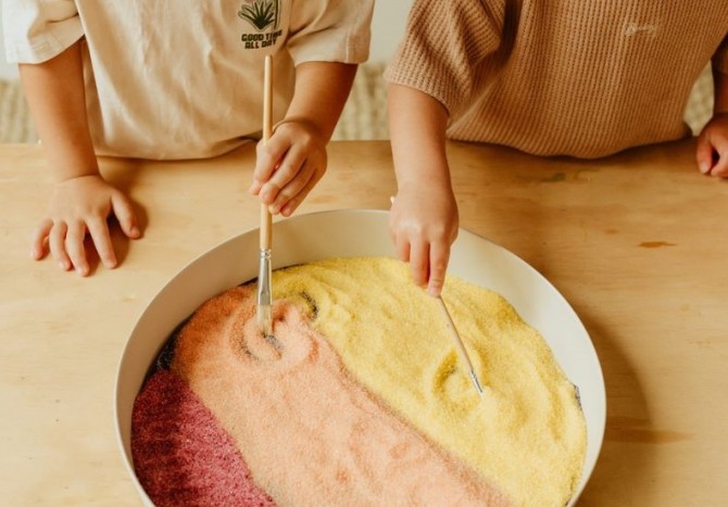 Tacka sensoryczna do piasku ciastoliny wody ryżu Play Tray 2w1 Jellystone - Sage zabawy sensoryczne