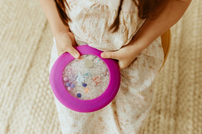 Sensoryczny dysk z figurkami A-Ku-Ku! Peekaboo Jellystone - Galaktyka