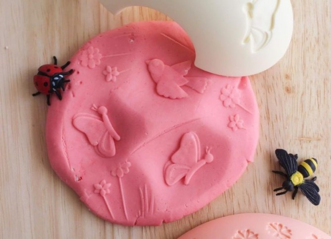 Stemplowanie wzorkami na tęczy sensorycznej od Jellystone