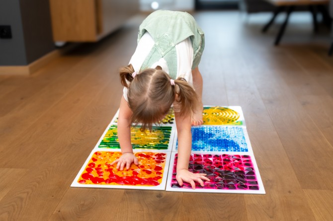 Ścieżka sensoryczna Tullo - sensoryczne płytki z cieczą fakturowe 30 cm 4 szt.