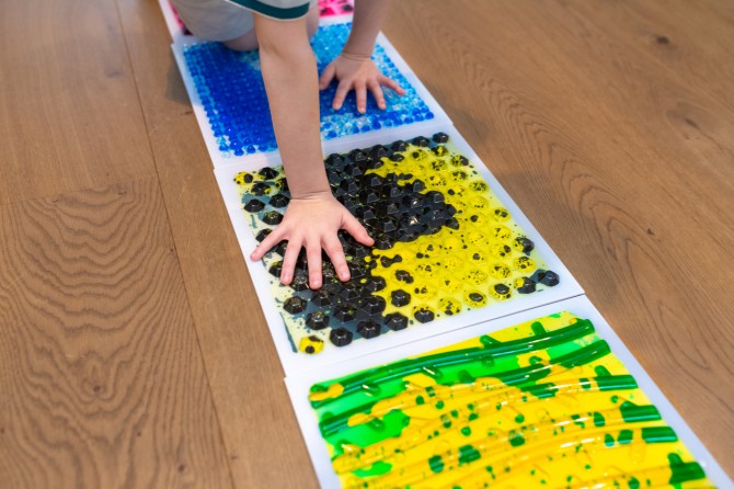 Ścieżka sensoryczna za zajęcia terapeutyczne Tullo - sensoryczne płytki z cieczą 30 cm 4 szt.