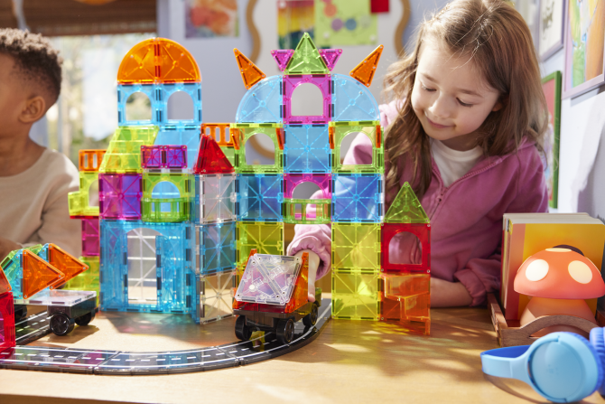 Klocki na magnes do budowania i konstruowania - wielokolorowe z autkami Magna-tiles