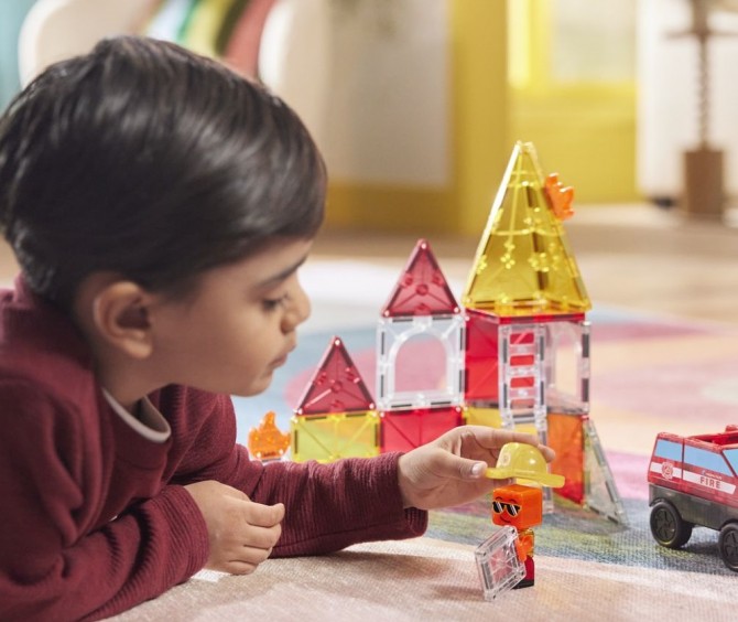 Klocki magnetyczne Magna-tiles do stworzenia remizy strażackiej